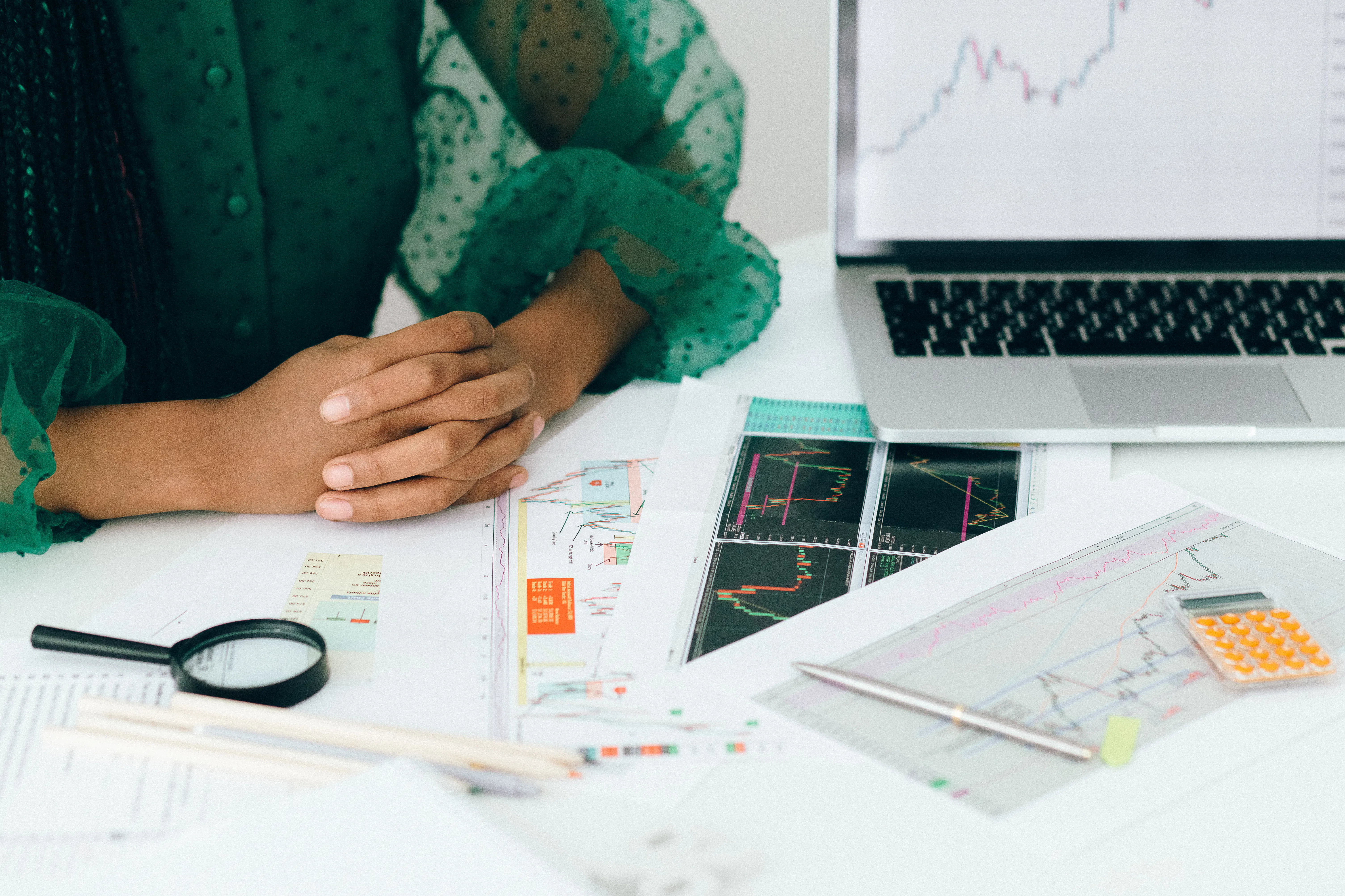 A graph demonstrating the correlation between AI-driven content marketing efforts and increased website traffic, highlighting key performance indicators and growth trends.