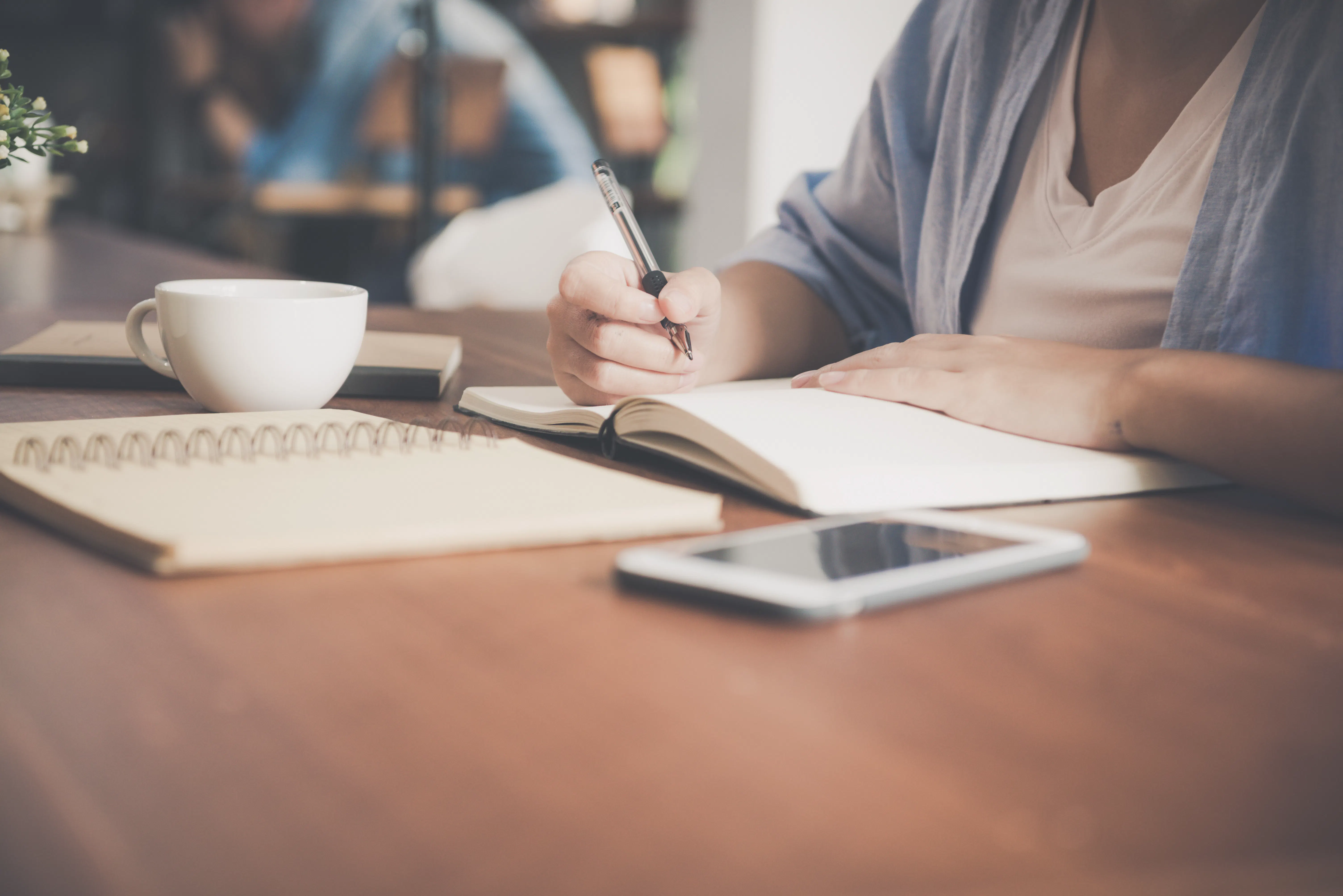 A split-screen graphic showcasing the pros (e.g., time-saving, cost-effective) on one side and the cons (e.g., lack of originality, potential errors) on the other side of AI writing tools. alt_text: Pros and cons of AI writing software.