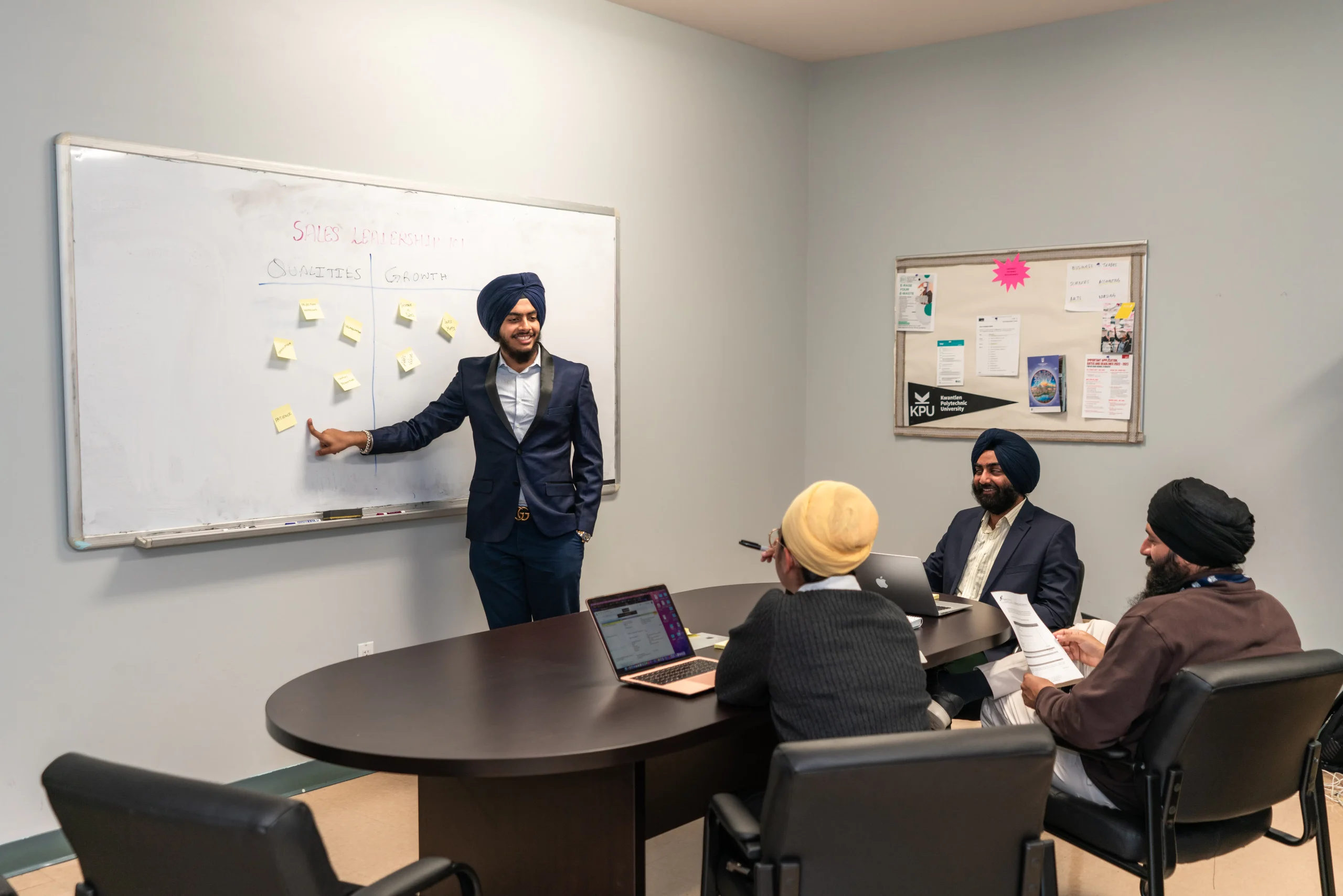 A team using an AI seo article writer to plan niche site marketing strategies in a meeting.