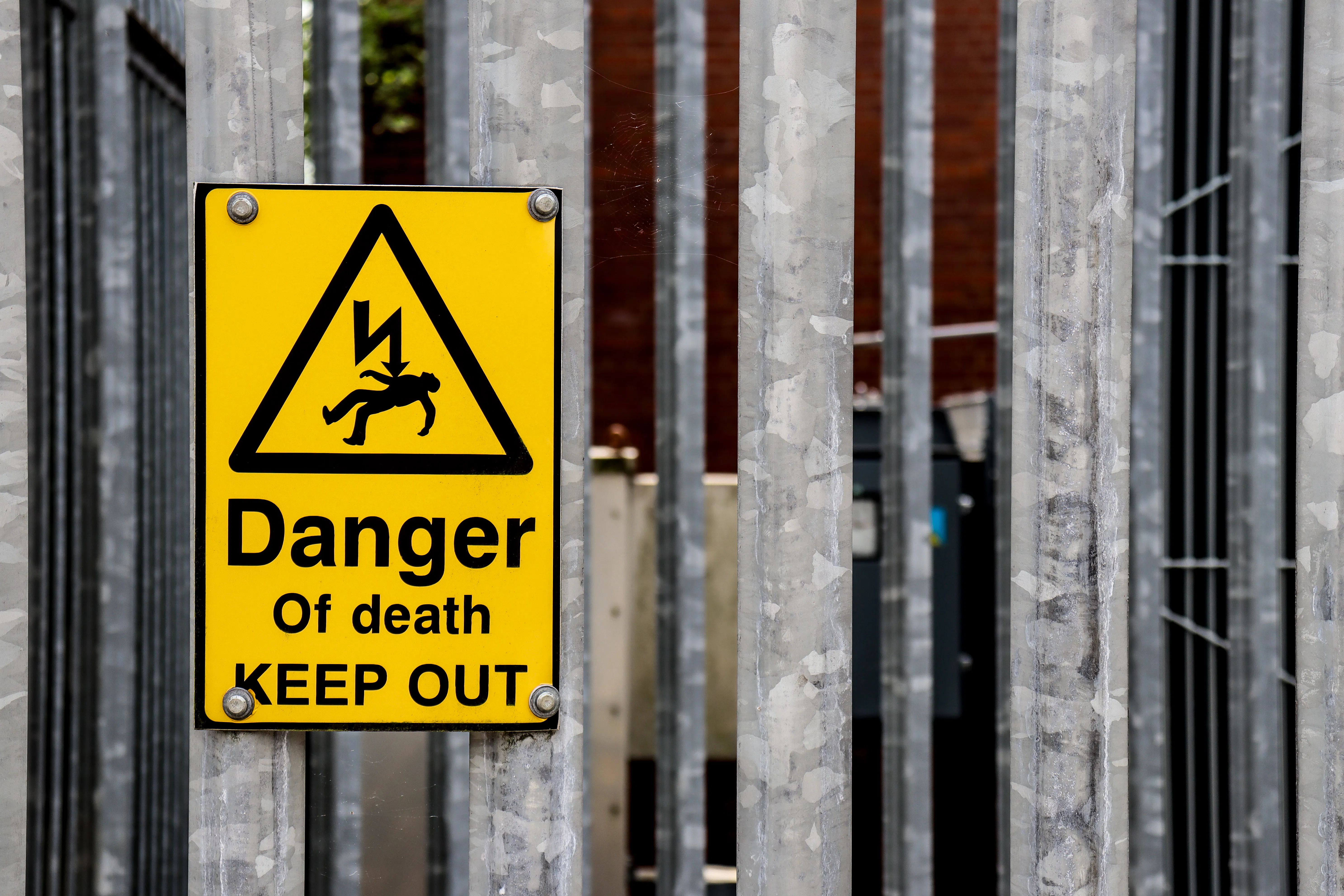A danger sign on a metal fence, warning against poor niche site marketing and bad ai writing assistants.